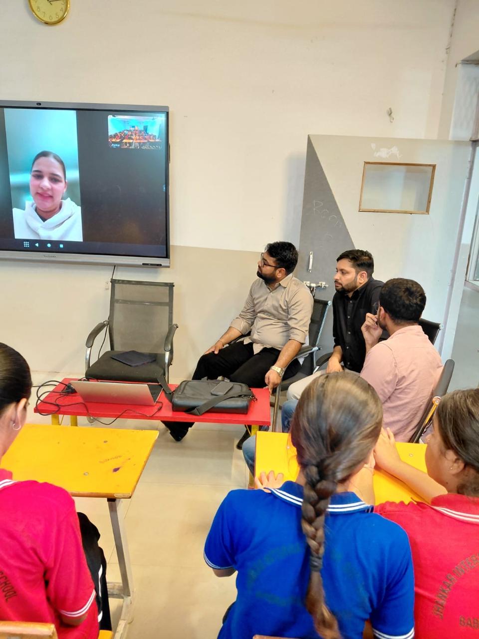Students and mentors in a live online career counselling session