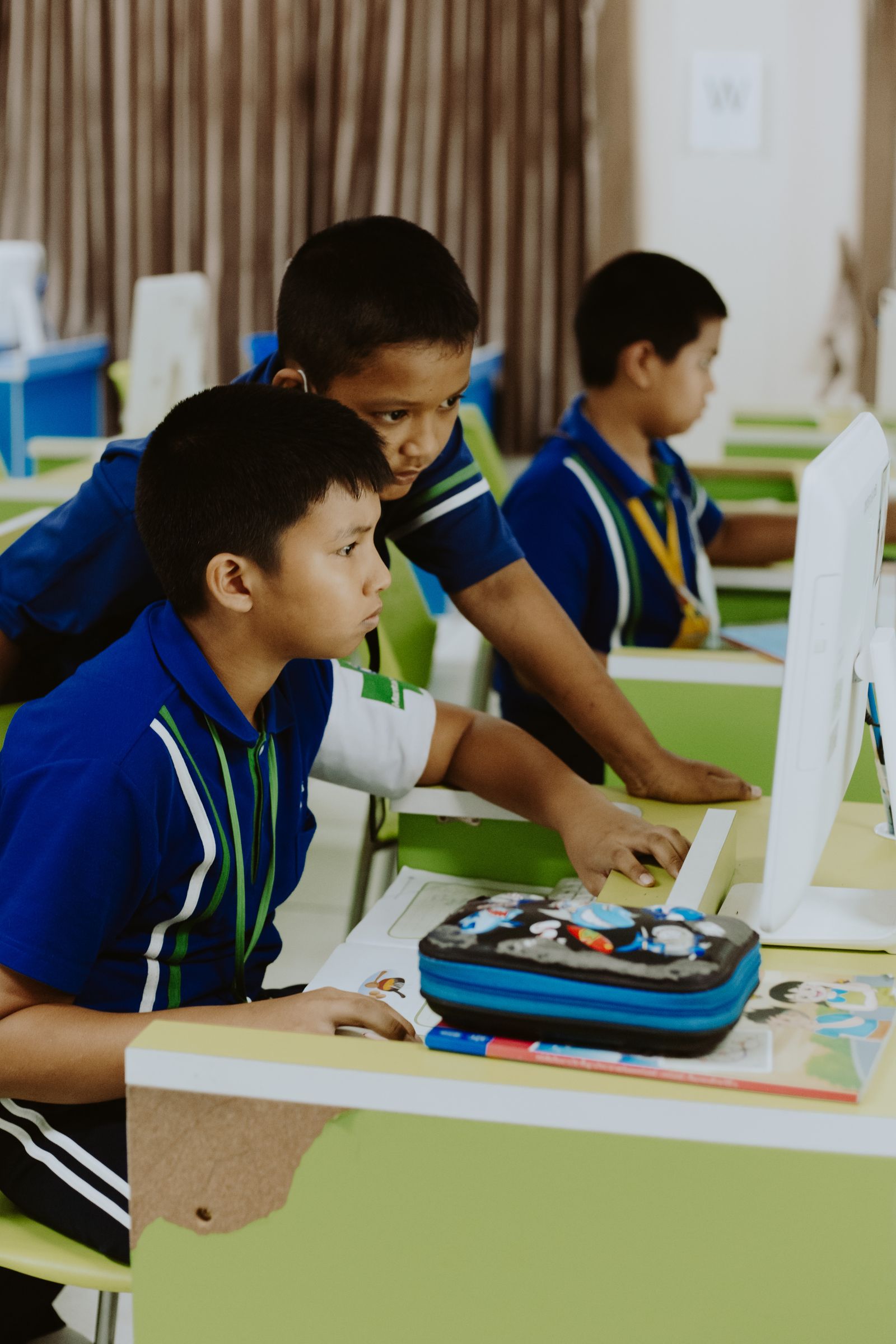 Students learning together in an AI-assisted smart classroom